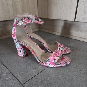 KELLY & KATIE - FLORAL BLOCK HEEL SANDLES - WOMEN'S SIZE 6.5 MEDIUM WIDTH